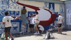 Estudiants pintant un murakl
